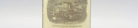 La photo montre une bouteille du grand vin du chateau Lafite Rothschild à Pauillac à Bordeaux