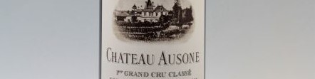 La photo montre une bouteille du grand vin du chateau Ausone à Saint Emilion à Bordeaux