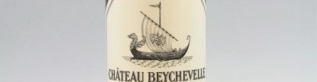La photo montre une bouteille du grand vin du chateau Beychevelle à Saint Julien à Bordeaux