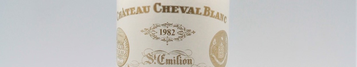La photo montre une bouteille du grand vin du chateau Cheval Blanc à Saint Emilion à Bordeaux