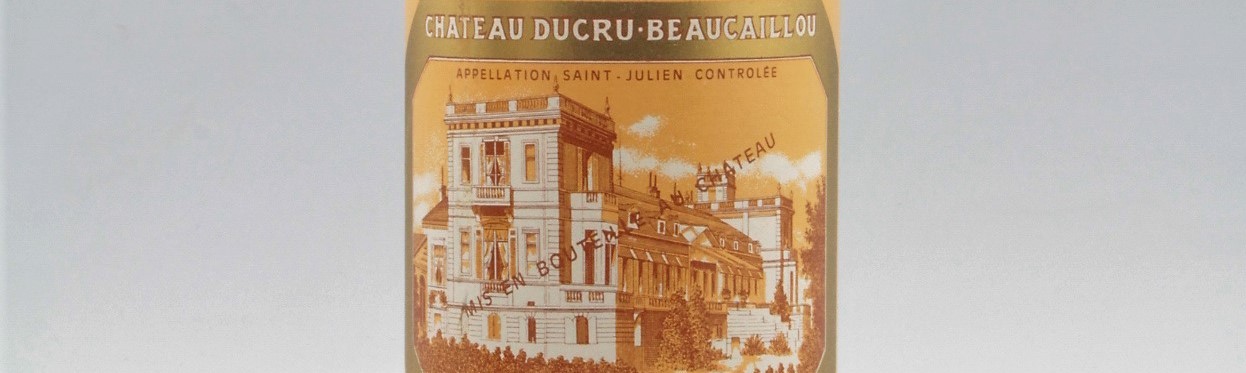 La photo montre une bouteille du grand vin du chateau Ducru beaucaillou à saint julien à Bordeaux