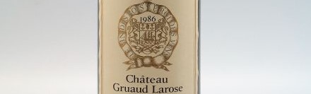 La photo montre une bouteille du grand vin du chateau gruaud larose à saint julien à Bordeaux