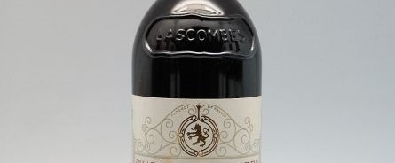 La photo montre une bouteille du grand vin du chateau Lascombes à Margaux à Bordeaux