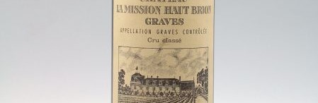 La photo montre une bouteille du grand vin du chateau mission haut brion à pessac leognan à Bordeaux