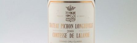 La photo montre une bouteille du grand vin du chateau Pichon Comtesse de Longueville à Pauillac à Bordeaux