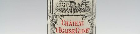 La photo montre une bouteille du grand vin du chateau l Eglise Clinet à Pomerol à Bordeaux