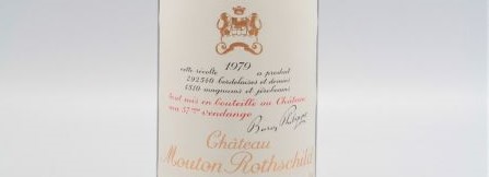La photo montre une bouteille du grand vin du chateau mouton Rothschild à Pauillac à Bordeaux