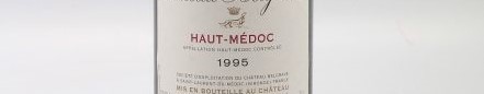 La photo montre une bouteille de vin de HAUT MEDOC