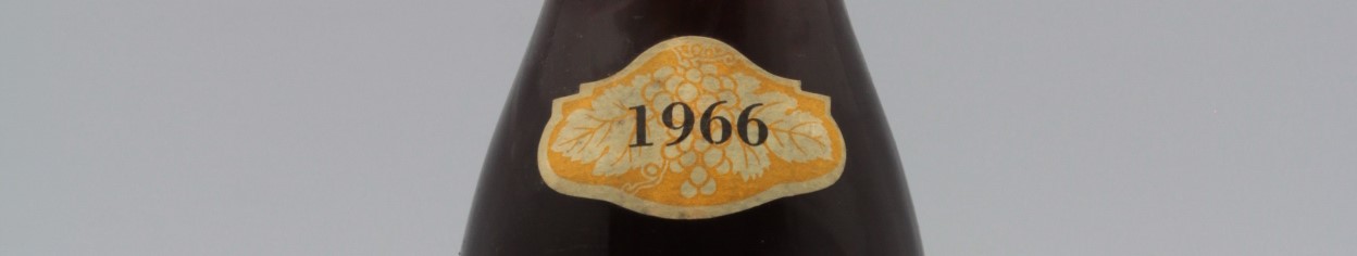 La photo montre une bouteille du grand vin d'un vieux millesime 1966