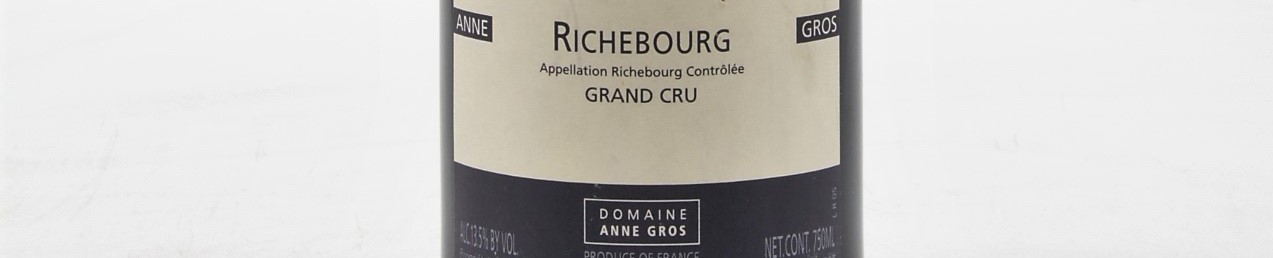 La photo montre une bouteille de vin de Richebourg Grand Cru du Domaine de Anne Gros situé à Vosne romanée en Bourgogne
