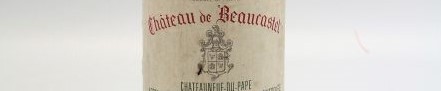 La photo montre une bouteille du chateauneuf du pape du chateau beaucastel dans le rhone