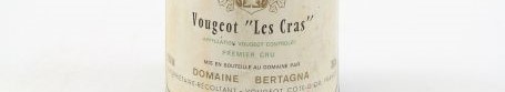 La photo montre une bouteille de vin de Vougeot 1er cru du Domaine de Bertagna situé à Vougeot en Bourgogne