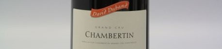 La photo montre une bouteille de vin Chambertin Grand Cru du Domaine de David Duband situé dans les hautes cotes de nutis en Bourgogne
