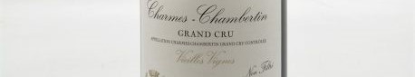 La photo montre une bouteille de vin de Charmes Chambertin Grand Cru du Domaine de Denis Bachelet situé dans à Gevrey Chambertin en Bourgogne
