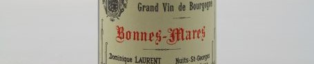 La photo montre une bouteille de vin du grand cru bonnes mares du Domaine Dominique Laurent situé à Gevrey Chambertin en Bourgogne