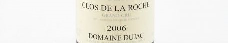 La photo montre une bouteille de vin Grand Cru Clos de la Roche du Domaine Dujac situé à Morey Saint Denis en Bourgogne