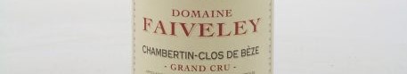 La photo montre une bouteille de vin Chambertin Clos de Beze grand cru du Domaine Faiveley situé en Bourgogne
