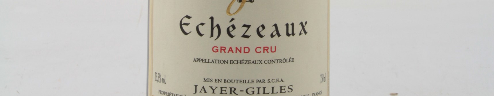 La photo montre une bouteille de vin du grand cru echezeaux du Domaine Gilles Jayer situé en cote d'or en Bourgogne