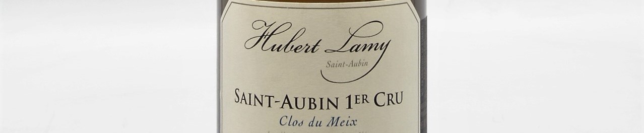 La photo montre une bouteille de vin Saint Aubin 1er cru clos des meix du Domaine Hubert Lamy situé à Saint Aubin en Bourgogne