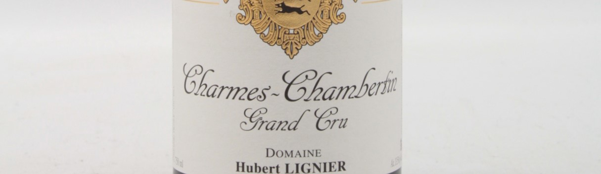 La photo montre une bouteille de vin de charme chambertin du Domaine de Hubert Lignier situé dans la cote de nuits à morey saint denis en Bourgogne