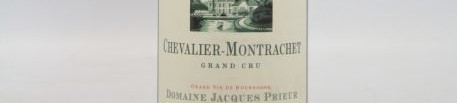 La photo montre une bouteille de vin Chevalier chambertin gran cru du Domaine Jacques Prieur situé à Meursault en Bourgogne