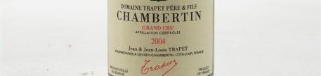 La photo montre une bouteille de vin du grand cru chambertin du DomaineTrapet par jean louis trapet situé en cote de nuit en Bourgogne