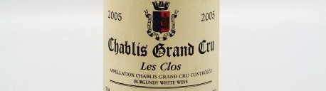 La photo montre une bouteille de vin Chablis grand cru Les Clos du Domaine de jean paul et benoit droin situé dans le chablisien en Bourgogne