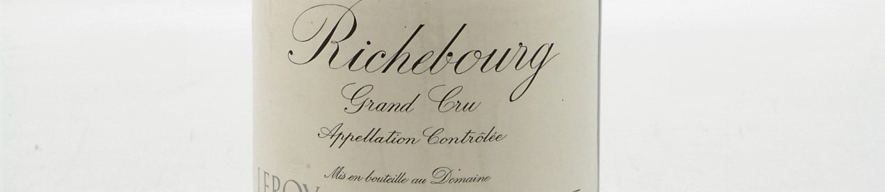 La photo montre une bouteille de vin du grand cru Richebourg du Domaine Leroy de Lalou Bize Leroy situé dans la cote de Nuit en Bourgogne