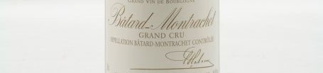 La photo montre une bouteille de vin du grand cru batard montrachet du Domaine louis latour situé dans la cote de beaune en Bourgogne
