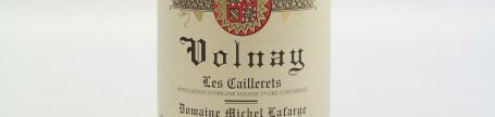 La photo montre une bouteille de vin volnay 1er cru Cailleret du Domaine Michel Lafarge situé a volnay en cote de nuits en Bourgogne