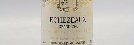La photo montre une bouteille de vin grand cru grands echezeaux du Domaine Mongeard Mugneret situé en cote de nuits à vosne romanée en Bourgogne