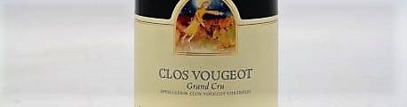 La photo montre une bouteille de vin grand cru clos vougeot du Domaine Mugneret Gibourg situé dans la cote de nuits à vosne romanée en Bourgogne