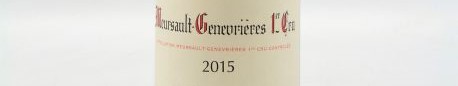 La photo montre une bouteille de vin Meursault Premier cru Genévrières du Domaine de Boisson Vadot situé à Meursault en Bourgogne
