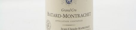 La photo montre une bouteille de vin du grand cru batard montrachet du Domaine Ramonet situé autour de chassagne montrachet en Bourgogne