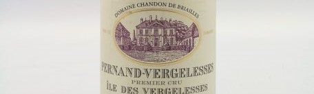 La photo montre une bouteille de vin de pernand vergelesses 1er cru ile de vergelesses du Domaine Chandond de briailles situé dans vers Beaune en Bourgogne