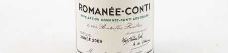 La photo montre une bouteille de vin de la Romanée Conti du Domaine de la romanée Conti aussi appelé DRC situé à Vosne Romanée en Bourgogne