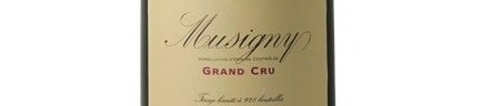 La photo montre une bouteille de vin Musigny rouge du Domaine de la Vougeraie situé à Vougeot en Bourgogne