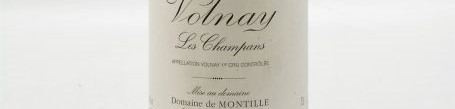 La photo montre une bouteille de vin Volnay Premier cru les Champans du Domaine De Montille situé à Volnay en Bourgogne
