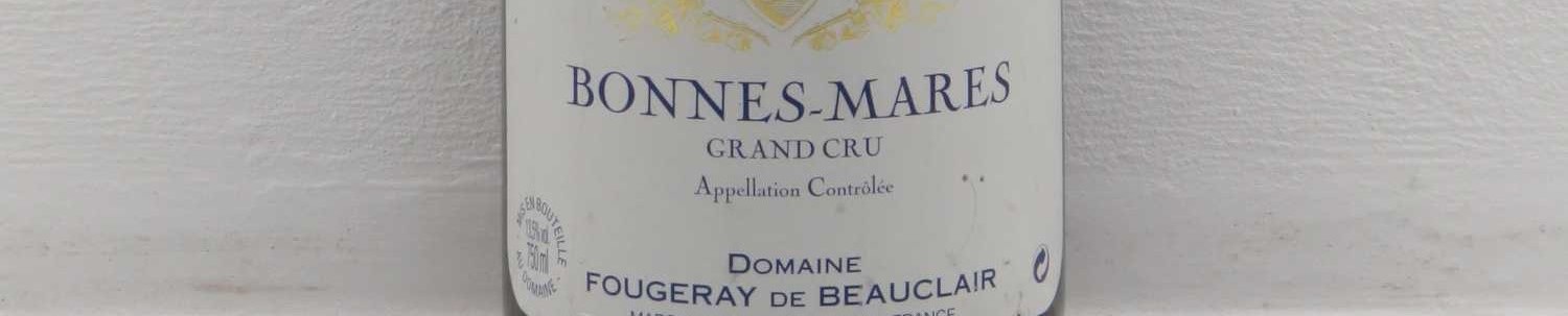 La photo montre une bouteille de vin du grand cru bonnes mares du Domaine fougeray de beauclair situé dans la cote de nuits en Bourgogne