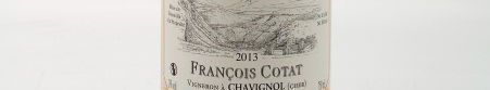 La photo montre une bouteille de vin de sancerre par le domaine francois cotat dans la loire