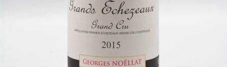 La photo montre une bouteille de vin du grand cru grands echezeaux du Domaine Georges Noellat situé sur la cote de nuits en Bourgogne