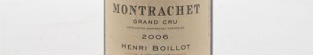 La photo montre une bouteille de vin du grand cru montrachet blanc du Domaine Henri Boillot situé à Meursault en Bourgogne