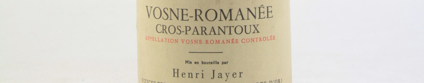 La photo montre une bouteille de vin de Nuits saint georges 1er cru cros parantoux du Domaine Henri Jayer situé à vosne romanée en Bourgogne