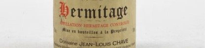 La photo montre une bouteille de vin Hermitage du domaine jean louis chave dans le rhone