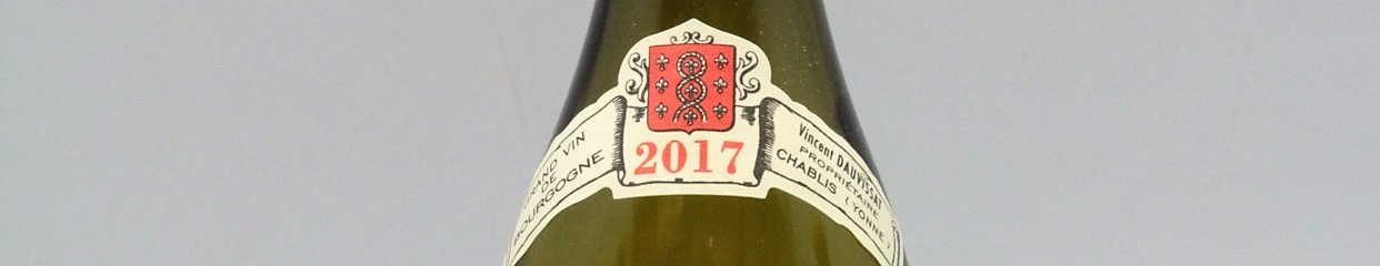 Cette photo montre une bouteille de vin du millésime 2017