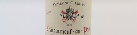 La photo montre une bouteille du grand vin de Chateauneuf du Pape du domaine Charvin dans la Vallée du Rhone