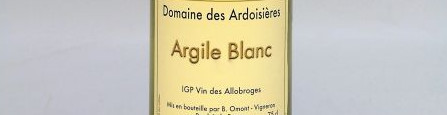 La photo montre une bouteille de vin de l'appellation Vin des Allobroges du domaine Ardoisières en Savoie.