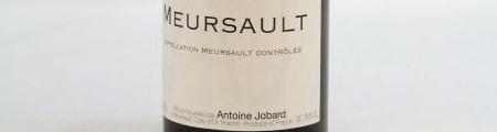 La photo montre une bouteille de l'appellation Meursault du domaine Antoine Jobard en Bourgogne.