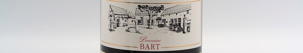 La photo montre une bouteille de l'appellation Chambertin Clos de Bèze du domaine Bart en Bourgogne.