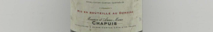 La photo montre une bouteille de l'appellation Corton du domaine Chapuis & Chapuis en Bourgogne.
